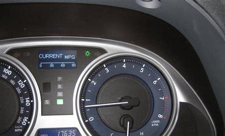 手动挡踩刹车时一定要踩离合器吗？-手动挡踩刹车用踩离合么