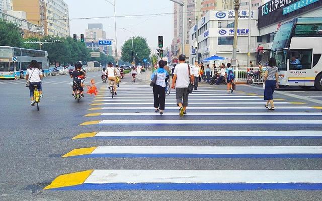 手动挡踩刹车时一定要踩离合器吗？-手动挡踩刹车用踩离合么