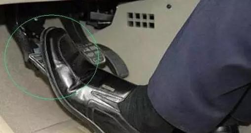 手动挡车型启动时需不需“踩离合”? 老司机：不喜欢没事不要糟蹋-手动挡汽车启动时需要踩离合器吗