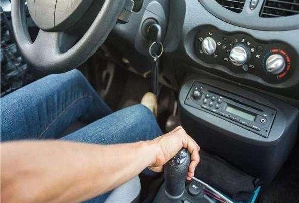 手动挡车型启动时需不需“踩离合”? 老司机：不喜欢没事不要糟蹋-手动挡汽车启动时需要踩离合器吗