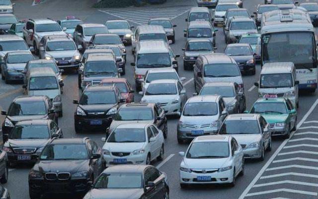 手动挡打火时，究竟要不要踩离合？老司机：不清楚的话会伤车！-手动挡打火时,究竟怎样操作的