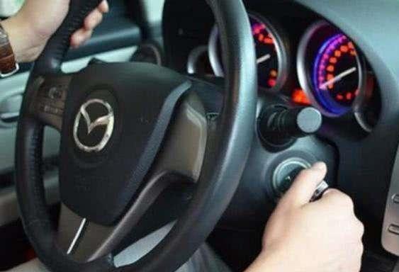 手动挡打火时，究竟要不要踩离合？老司机：不清楚的话会伤车！-手动挡打火时,究竟怎样操作的