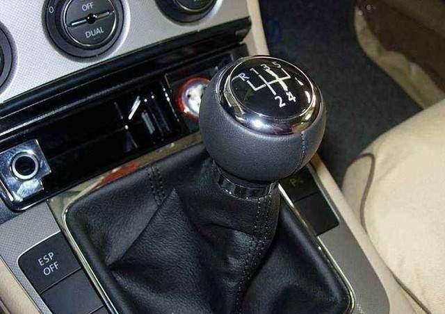 手动挡打火时，究竟要不要踩离合？老司机：不清楚的话会伤车！-手动挡打火时,究竟怎样操作的