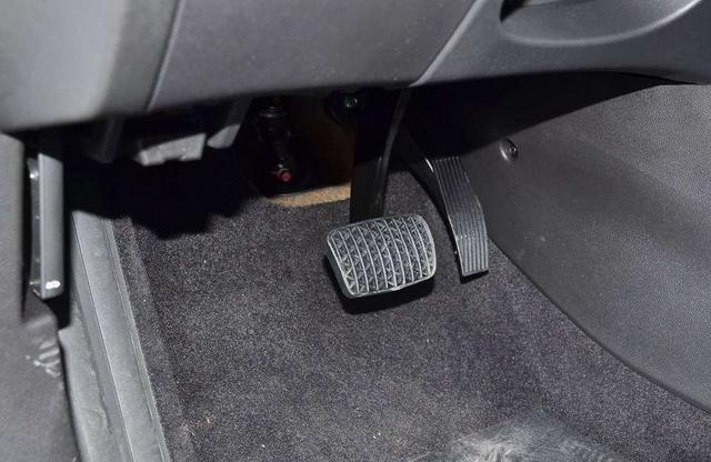 手动挡打火时，究竟要不要踩离合？老司机：不清楚的话会伤车！-手动挡打火时,究竟怎样操作的