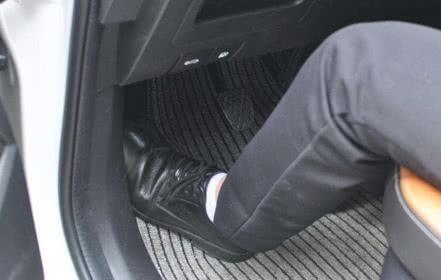 手动挡打火时，究竟要不要踩离合？老司机：不清楚的话会伤车！-手动挡打火时,究竟怎样操作的