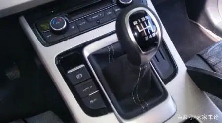 汽车转弯时到底要不要踩离合，一次给你讲清楚，避免伤车-转弯的时候车子发出吱吱响