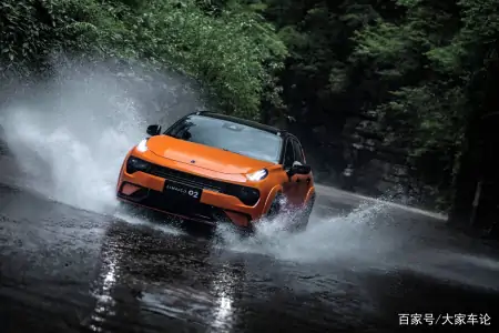 汽车转弯时到底要不要踩离合，一次给你讲清楚，避免伤车-转弯的时候车子发出吱吱响