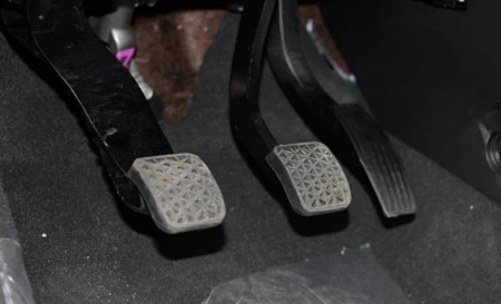 手动挡的车，踩刹车时到底需要踩离合吗？-手动挡车踩刹车时用不用踩离合器 新闻