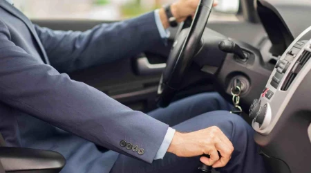 手动挡的车，踩刹车时到底需要踩离合吗？-手动挡车踩刹车时用不用踩离合器 新闻