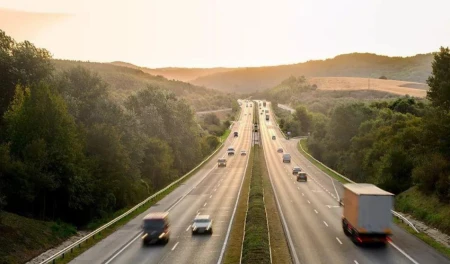 手动挡的车，踩刹车时到底需要踩离合吗？-手动挡车踩刹车时用不用踩离合器 新闻