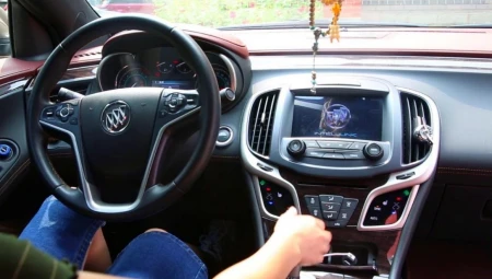 手动挡的车，踩刹车时到底需要踩离合吗？-手动挡车踩刹车时用不用踩离合器 新闻