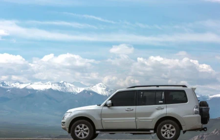 手动挡的车，踩刹车时到底需要踩离合吗？-手动挡车踩刹车时用不用踩离合器 新闻