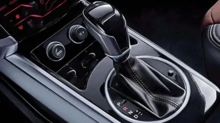 手动挡车制动该先踩离合还是刹车？老司机：顺序不对既危险又伤车-手动挡先刹车后离合会怎么样