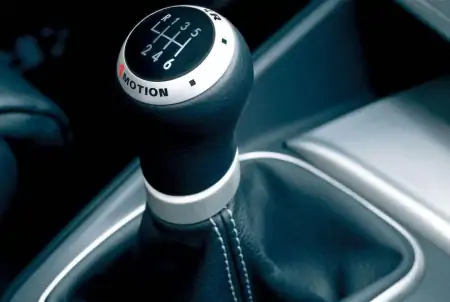 手动挡车制动该先踩离合还是刹车？老司机：顺序不对既危险又伤车-手动挡先刹车后离合会怎么样