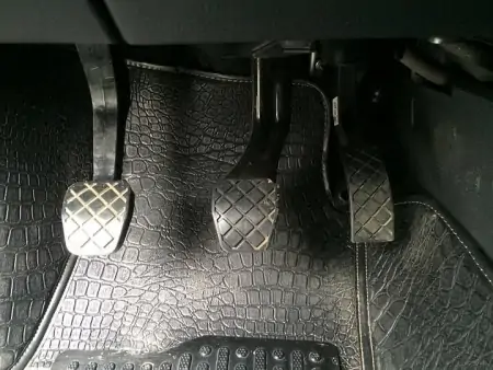 手动挡车制动该先踩离合还是刹车？老司机：顺序不对既危险又伤车-手动挡先刹车后离合会怎么样