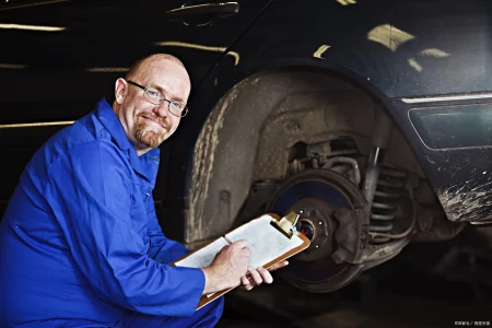 手动挡汽车红灯停车先踩离合还是先踩刹车？-手动挡遇到红灯怎么停车不熄火