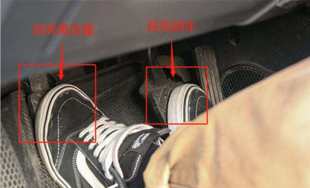 手动挡汽车红灯停车先踩离合还是先踩刹车？-手动挡遇到红灯怎么停车不熄火