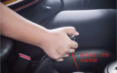 手动挡汽车红灯停车先踩离合还是先踩刹车？-手动挡遇到红灯怎么停车不熄火