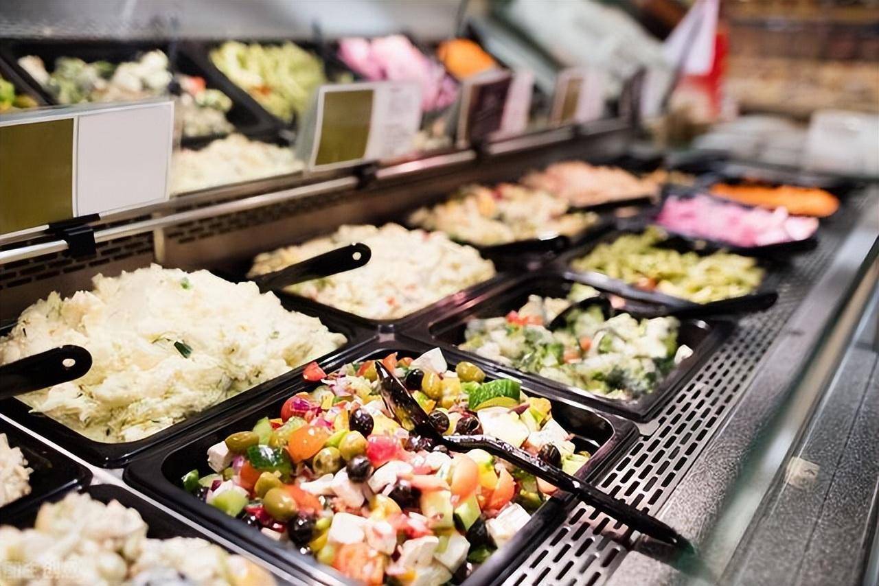 两女子为吃自助餐回本偷偷打包被行拘（两女子吃自助被收四人餐费 监控还原现场无语一幕）