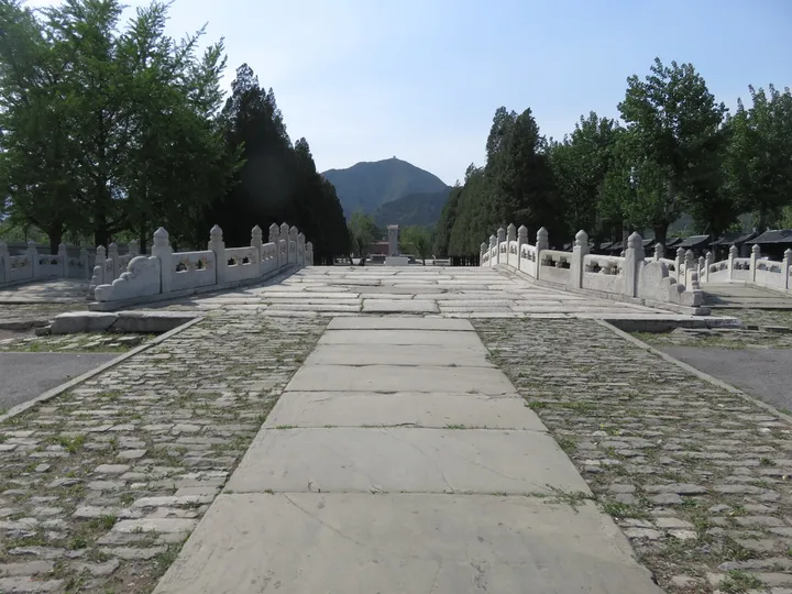 [图说]古今影像大明十三陵－－十五，明神宗万历帝朱翊钧定陵之开放的皇陵-明十三陵背后的帝王传奇