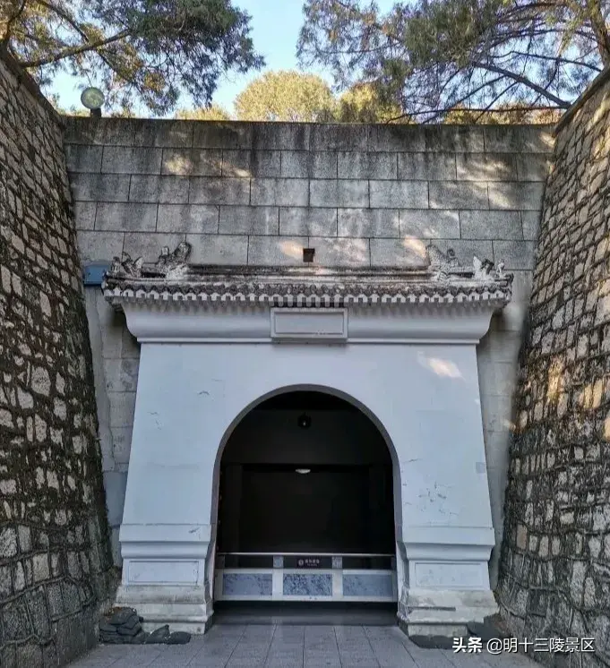 有的不复存在，有的仅存遗址，定陵地上建筑有哪些特点呢-定陵名字由来