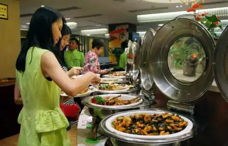 “自助餐”真的能吃回本吗？员工表示：都是套路，老板只怕3种人（如何吃自助餐）