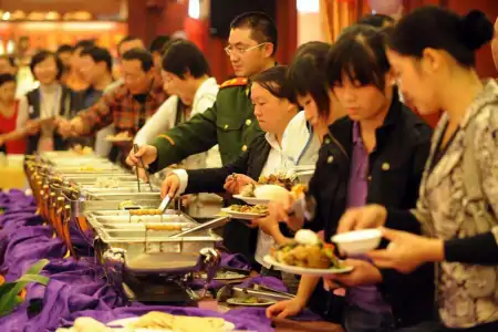 “自助餐”真的能吃回本吗？员工表示：都是套路，老板只怕3种人（如何吃自助餐）