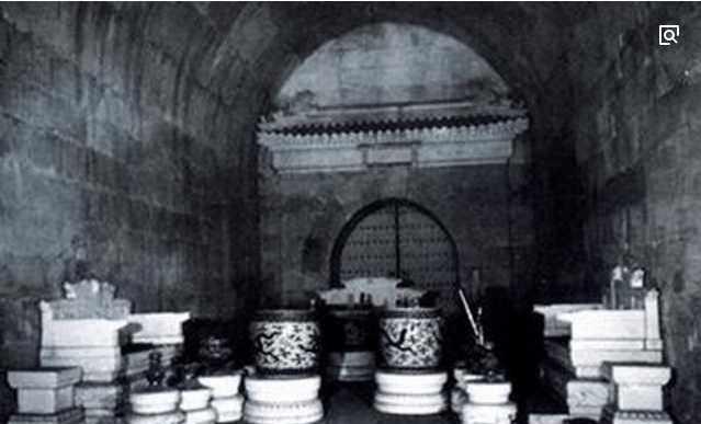 十三陵中定陵被发掘，发现很多珍宝也带来一大遗憾，从此禁挖皇陵-十三陵定陵文物