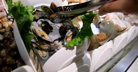 柳州50元1位的海鲜自助餐，螃蟹海星贝类任吃，一次把本吃回来！（柳州哪里自助海鲜种类多好吃）