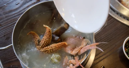 柳州50元1位的海鲜自助餐，螃蟹海星贝类任吃，一次把本吃回来！（柳州哪里自助海鲜种类多好吃）