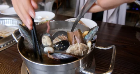 柳州50元1位的海鲜自助餐，螃蟹海星贝类任吃，一次把本吃回来！（柳州哪里自助海鲜种类多好吃）