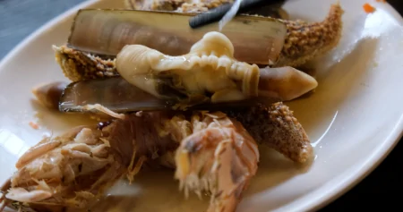 柳州50元1位的海鲜自助餐，螃蟹海星贝类任吃，一次把本吃回来！（柳州哪里自助海鲜种类多好吃）