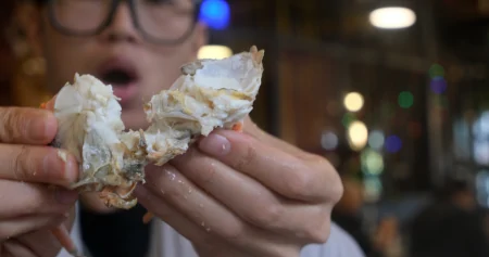 柳州50元1位的海鲜自助餐，螃蟹海星贝类任吃，一次把本吃回来！（柳州哪里自助海鲜种类多好吃）