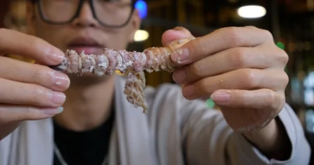 柳州50元1位的海鲜自助餐，螃蟹海星贝类任吃，一次把本吃回来！（柳州哪里自助海鲜种类多好吃）