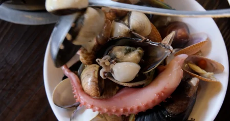 柳州50元1位的海鲜自助餐，螃蟹海星贝类任吃，一次把本吃回来！（柳州哪里自助海鲜种类多好吃）