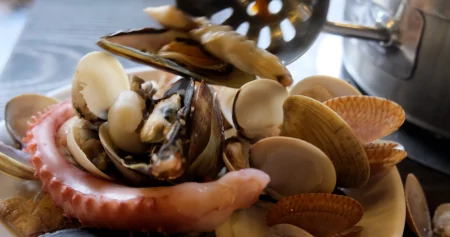 柳州50元1位的海鲜自助餐，螃蟹海星贝类任吃，一次把本吃回来！（柳州哪里自助海鲜种类多好吃）