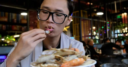 柳州50元1位的海鲜自助餐，螃蟹海星贝类任吃，一次把本吃回来！（柳州哪里自助海鲜种类多好吃）