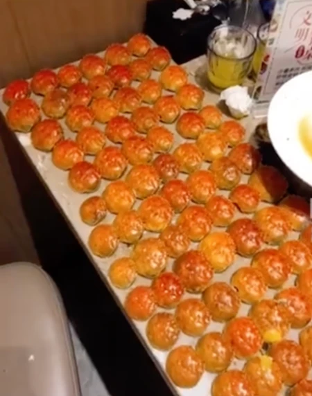 6名女生吃自助餐，上来只吃螃蟹，吃完将154个蟹壳整整齐齐摆一桌（女生吃自助餐专挑螃蟹吃）