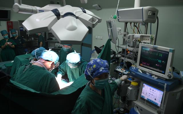 跟拍麻醉医生的一天：无影灯下的“魔术师”，掌控患者醒与睡-麻醉和影像哪个工资高些