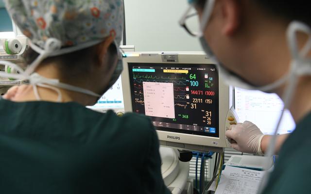 跟拍麻醉医生的一天：无影灯下的“魔术师”，掌控患者醒与睡-麻醉和影像哪个工资高些