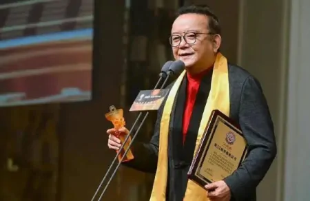 润？72岁王刚澄清“恶意解读”谣言：没空经营账号，看完展就回！