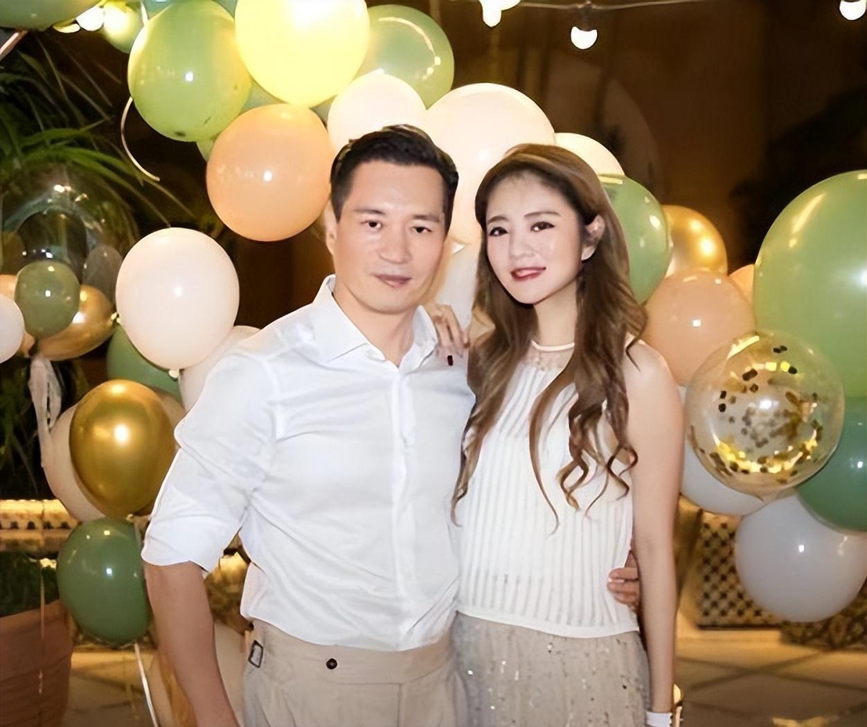 心疼！陈荣炼获刑14年，安以轩独过结婚纪念日，穿300元裙显落魄（陈荣炼比安以轩大几岁陈荣炼怎么追到安以轩的）