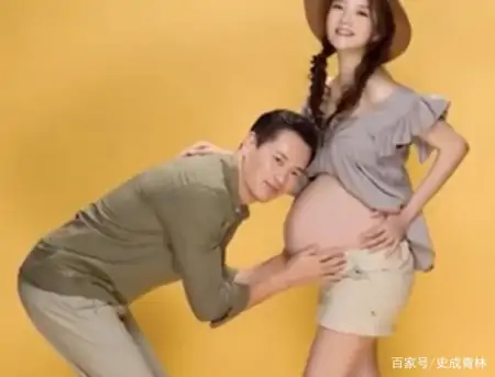 安以轩孕晚期晒照，身材火辣还被老公亲吻孕肚！笔直铅笔腿太吸睛（安以轩生娃）