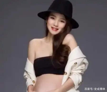 安以轩孕晚期晒照，身材火辣还被老公亲吻孕肚！笔直铅笔腿太吸睛（安以轩生娃）