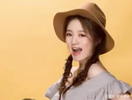 安以轩孕晚期晒照，身材火辣还被老公亲吻孕肚！笔直铅笔腿太吸睛（安以轩生娃）