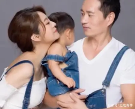 安以轩孕晚期晒照，身材火辣还被老公亲吻孕肚！笔直铅笔腿太吸睛（安以轩生娃）