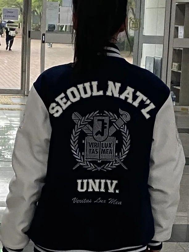 快 200 岁的校名棒球夹克，怎么就成了韩国年轻人的时尚单品？-棒球夹克是什么面料