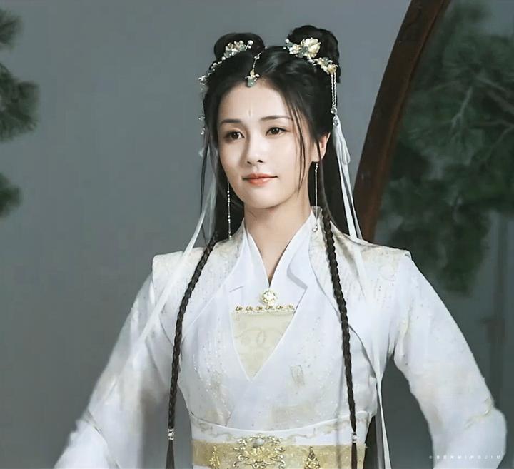 如何评价白鹿在《长月烬明》中的造型？（白鹿录歌视频）