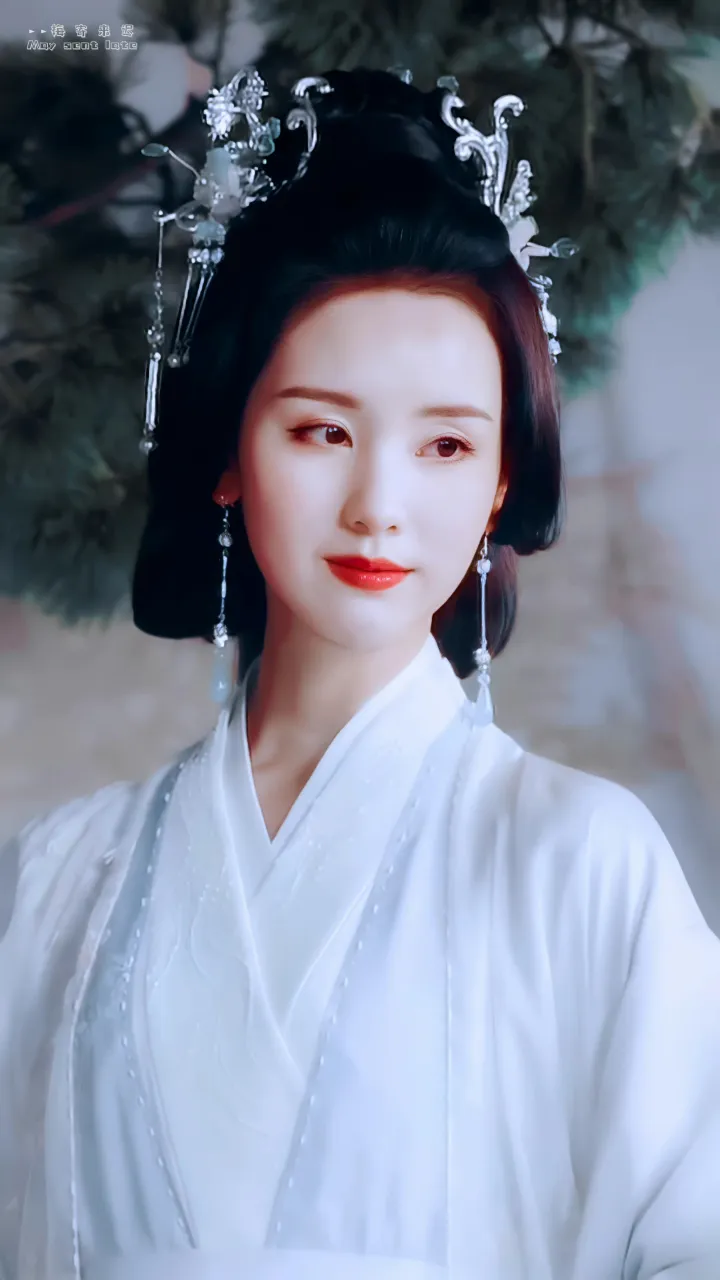 如何评价白鹿在《长月烬明》中的造型？（白鹿录歌视频）