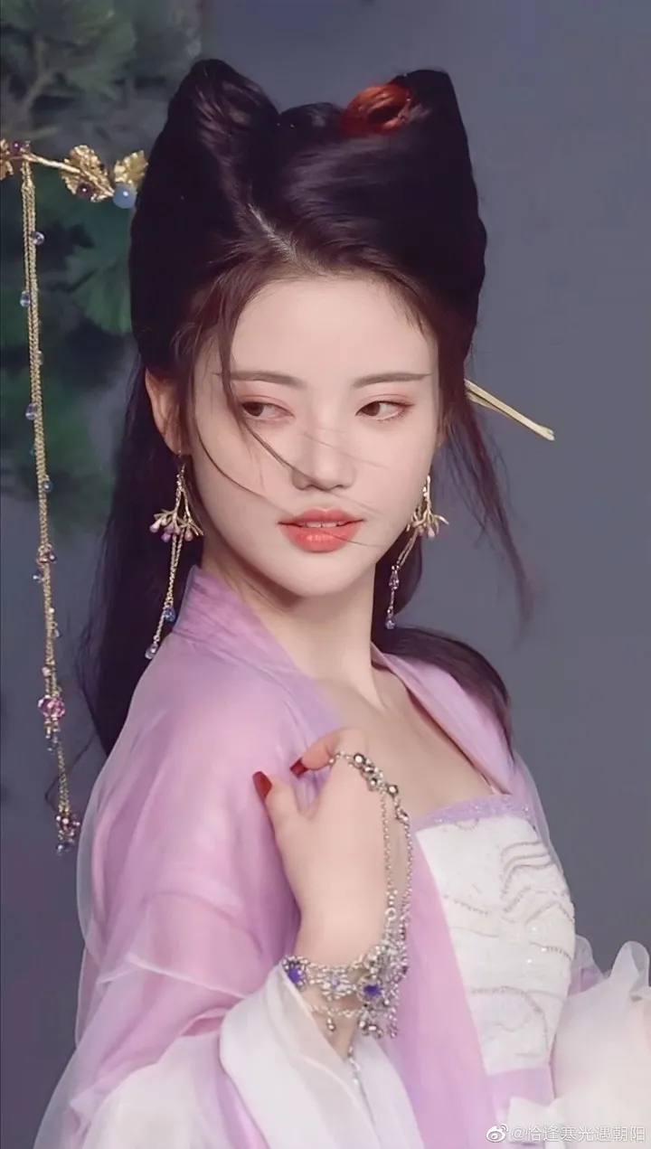 如何评价白鹿在《长月烬明》中的造型？（白鹿录歌视频）